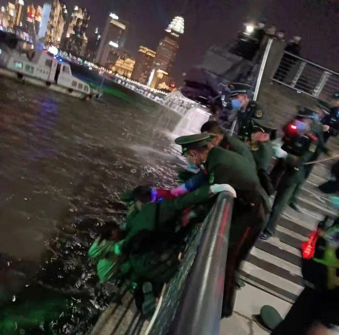 外灘跳江救人的兵哥哥找到了