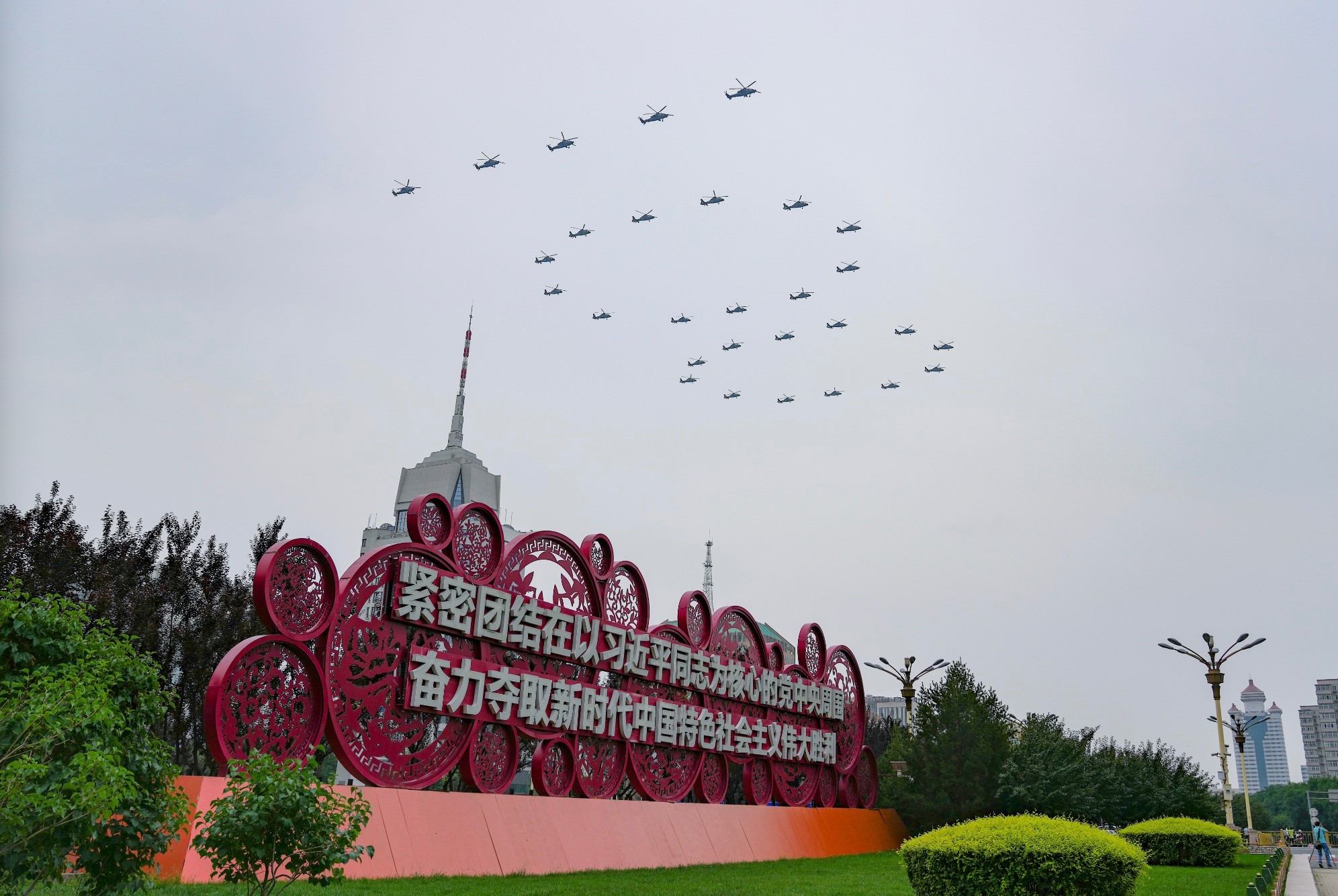 首次!大規(guī)模殲20飛過天安門廣場(chǎng)