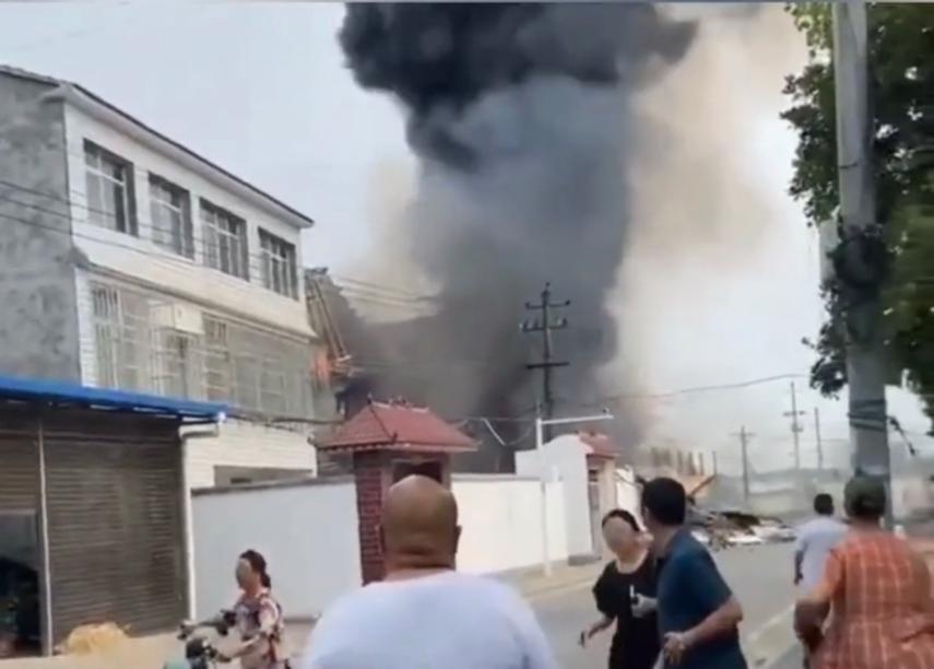 湖北飛機(jī)失事 湖北一飛機(jī)掉落民房 飛行員跳傘受傷