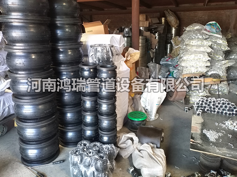 橡膠接頭軟連接倉庫河南鴻瑞管道設備有限公司
